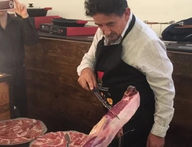 Αυτές είναι δουλειές: Πληρώνεται $4.000 μόνο για να κόβει ισπανικό χοιρινό